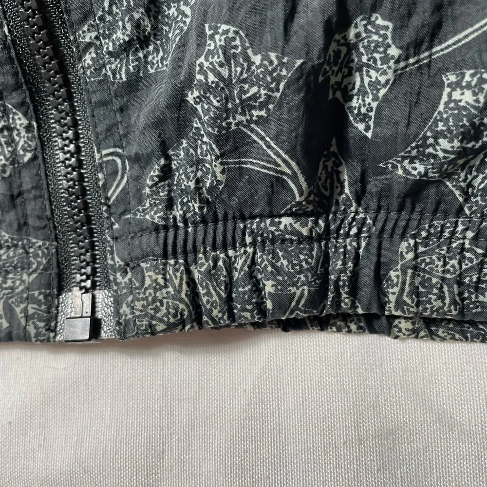 Vintage 90s Reebok Windbreaker jacket Floral leaves Size S Unisex Black Retro - Picture 7 of 7